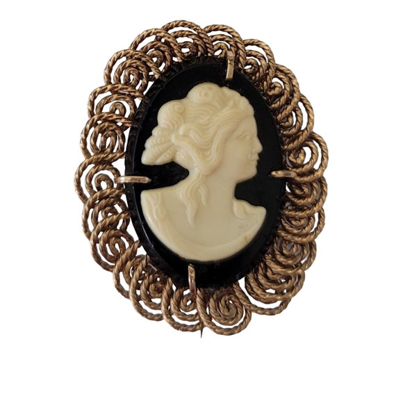 Gold Tone Wire Filigree Black, White Plastic Cameo Brooch Pin E824