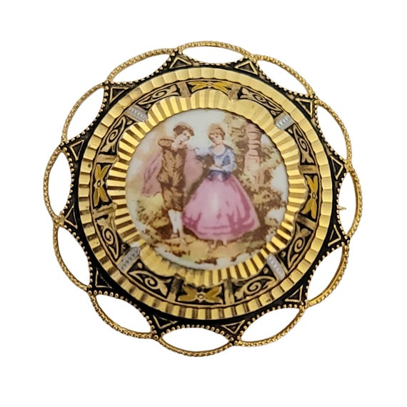 Gold Tone Glass Romantic Courting Couple Scene Round Brooch K659