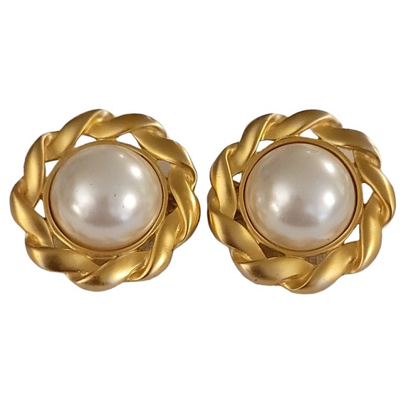 Matte Gold Tone Wavy Ribbon Edge Faux Center Pearl Clip On Earrings K909