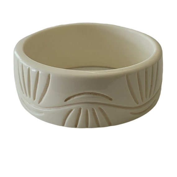 Vintage White Carved Lucite Bangle Bracelet E938