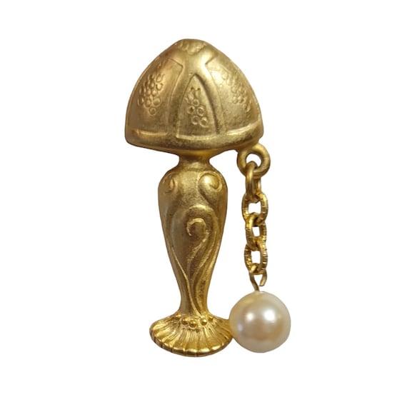 Matte Gold Tone Lamp, Pull Switch Faux Pearl Dangle Lapel Pin E95