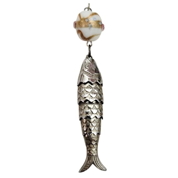 Silver Tone Articulated Vintage Fish Pendant Cake Bead J907