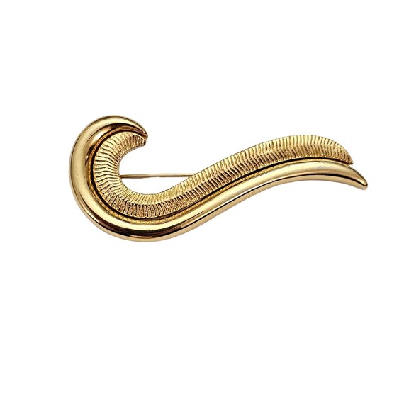 Monet Gold Tone Feather Texture Check Mark Modernist Swirl Brooch Pin, Signed L401