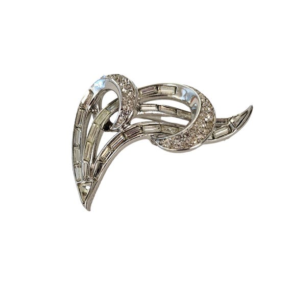 Trifari Rhodium Plated Rhinestone Swirl Sparkling Ribbon Brooch Pin, Signed L253
