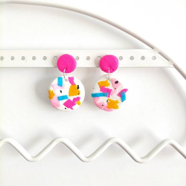 Pendientes de arcilla hechos a mano con diseño de paraíso rosa / Pendientes llamativos / Pendientes abstractos / Pendientes con estampados / Pendientes coloridos / Pendientes únicos