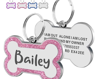 Puede incluir: Una placa de identificación para mascotas en forma de hueso con un borde de purpurina rosa y el nombre "Bailey" en negro. La placa es plateada con un anillo para sujetarla. La parte trasera de la placa tiene el texto grabado: "I AM OUT ALONE I AM LOST PLEASE FIND MY OWNER".