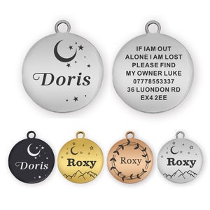 Puede incluir: Una colecci&oacute;n de etiquetas de identificaci&oacute;n redondas para mascotas. Una etiqueta plateada con el nombre "Doris" y un dise&ntilde;o de luna creciente y estrellas. Otra etiqueta plateada tiene informaci&oacute;n de contacto.
