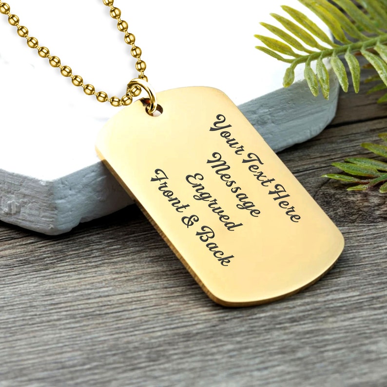 K&ouml;nnte beinhalten: Goldene Hundemarke Halskette mit einer Kugelkette. Die Marke ist graviert mit dem Text "Your Text Here Message Engraved Front & Back".