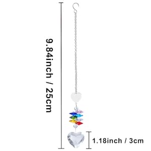 Puede incluir: Un atrapasoles decorativo de cristal, de 25 cm de largo, con una cadena plateada y un cristal en forma de coraz&oacute;n en la parte inferior. Presenta una serie de cristales facetados de colores del arco&iacute;ris y un peque&ntilde;o dije en forma de coraz&oacute;n.