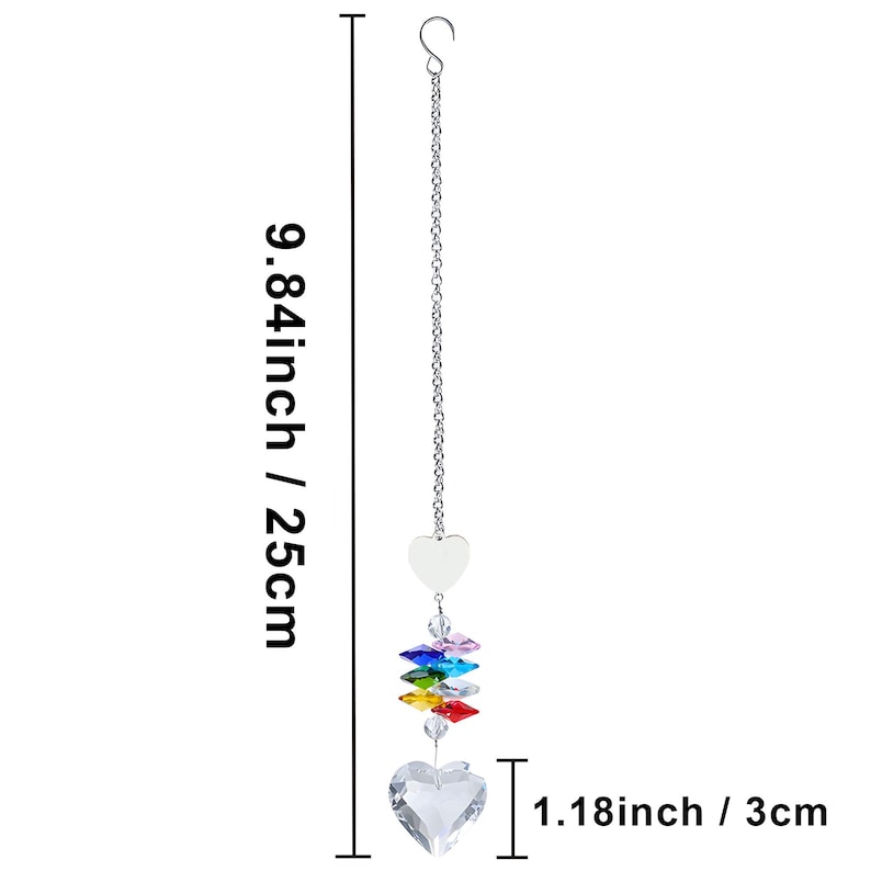 Puede incluir: Un atrapasoles decorativo de cristal, de 25 cm de largo, con una cadena plateada y un cristal en forma de coraz&oacute;n en la parte inferior. Presenta una serie de cristales facetados de colores del arco&iacute;ris y un peque&ntilde;o dije en forma de coraz&oacute;n.