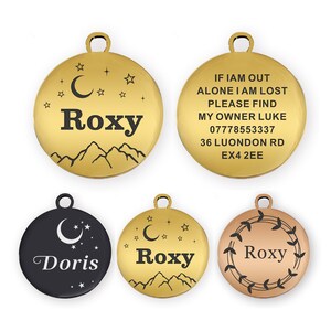 Puede incluir: Varias placas de identificaci&oacute;n personalizadas para mascotas. Las placas doradas muestran nombres como "Roxy" y "Doris", con dise&ntilde;os de monta&ntilde;as y estrellas. Una placa incluye informaci&oacute;n de contacto: "If I am out alone I am lost, please find my owner Luke".