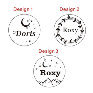 Puede incluir: Tres dise&ntilde;os circulares con arte lineal negro sobre fondo blanco. El dise&ntilde;o 1 presenta el nombre "Doris" con una luna creciente y estrellas. El dise&ntilde;o 2 tiene el nombre "Roxy" rodeado por una corona de hojas. El dise&ntilde;o 3 muestra "Roxy" con una luna, estrellas y una cordillera.