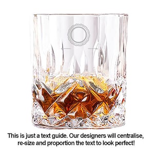 Puede incluir: Un vaso de whisky de vidrio transparente con un patr&oacute;n en forma de diamante. El vaso est&aacute; lleno de l&iacute;quido &aacute;mbar.