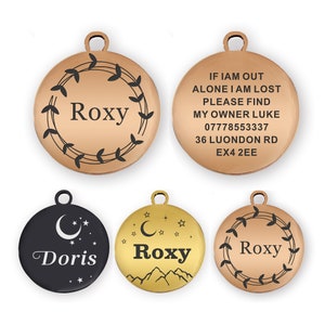 Puede incluir: Varias chapas de identificaci&oacute;n para mascotas. Las chapas redondas est&aacute;n grabadas con nombres y dise&ntilde;os. Una chapa de color cobre lleva el nombre "Roxy" y un dise&ntilde;o de hojas. Otra contiene informaci&oacute;n de contacto.