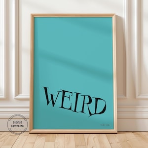 Könnte beinhalten: Ein türkisblaues Poster mit dem Wort "WEIRD" in schwarzer Schrift, in einer stilisierten Schriftart. Das Poster ist in einem hellen Holzrahmen gerahmt.