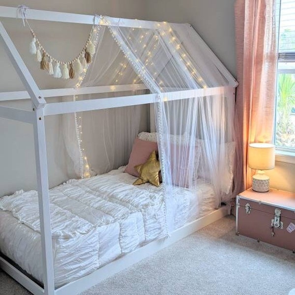 CANOPY en tulle avec POM POMS pour le lit Frame Montessori House baldaquin suspendu lit à baldaquin rideau décor princesse tipi style rose lait