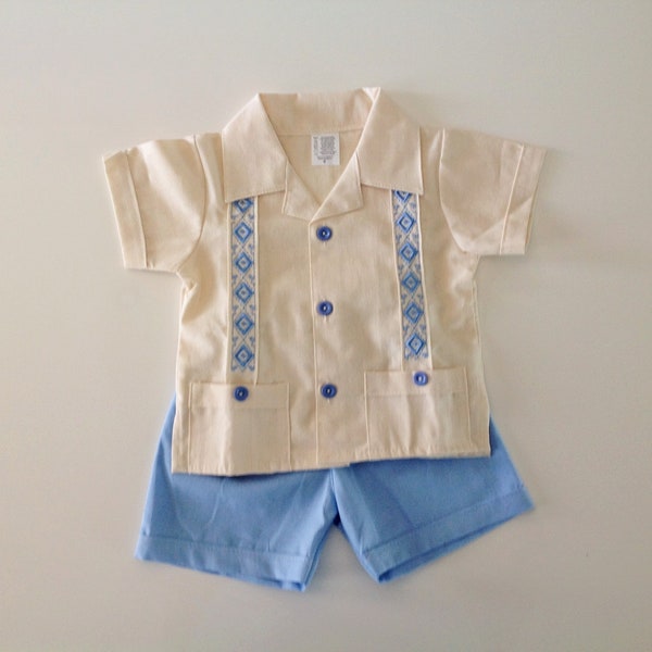 Traje de Guayabera Mexicana para Bebé Niño, Camisa Beige y Celeste y Shorts Azul Marino, Traje Bordado a Mano en Diferentes Tallas