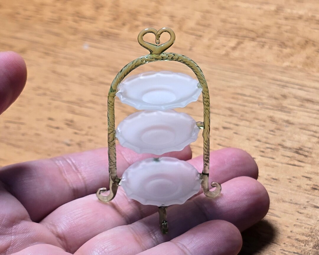 Odoria 1/12 Scale Miniature Gold Cake Stand – Dollhouse Kitchen Accessory For Miniature Displays & Dioramas