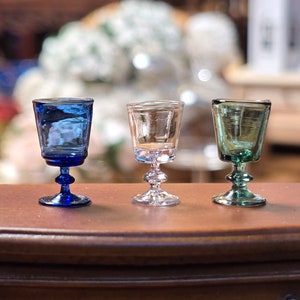 Es handelt sich um Miniatur Gläser aus echtem Glas in drei Farben, perfekt zum Dekorieren einer Puppenstube oder zum Sammeln kleiner Gläser