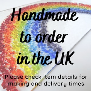 Peut inclure: Un arc-en-ciel fait de perles de verre color&eacute;es sur un fond blanc. Le texte "Handmade to order in the UK" est &eacute;crit en cursive noire. Le texte "Please check item details for making and delivery times" est &eacute;crit en noir.