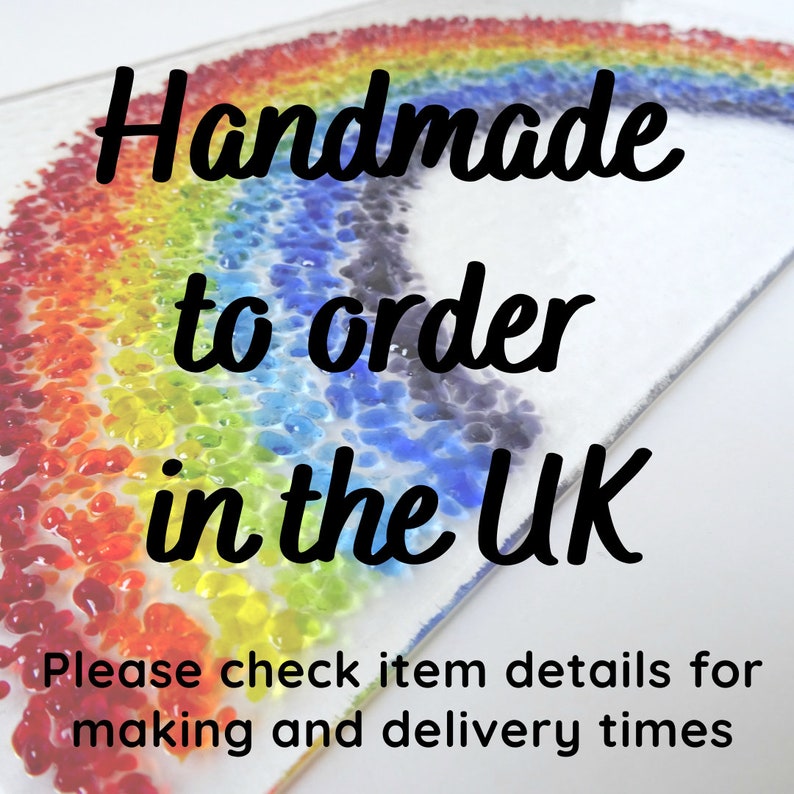Peut inclure: Un arc-en-ciel fait de perles de verre color&eacute;es sur un fond blanc. Le texte "Handmade to order in the UK" est &eacute;crit en cursive noire. Le texte "Please check item details for making and delivery times" est &eacute;crit en noir.