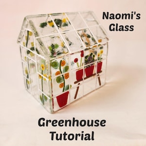 Peut inclure: Une structure de serre en verre transparent avec un motif en grille, ornée de plantes en pot peintes en rouge, jaune et vert. Le texte Naomi's Glass et Greenhouse Tutorial est imprimé sur l'image. L'objet a un toit pointu et des parois.