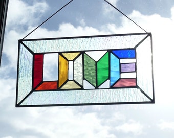 Panneau de vitrail arc-en-ciel d'amour, art du verre fusionné, attrape-lumière coloré fait main, cadeau de la Saint-Valentin pour elle, cadeau d'anniversaire de mariage