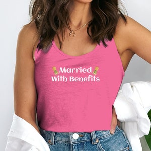 Swinger Lifestyle Tank Top, Verheiratet mit Vorteilen, lustiges Beziehungs Shirt, passendes Paar Outfit, Geschenkidee für Swinger