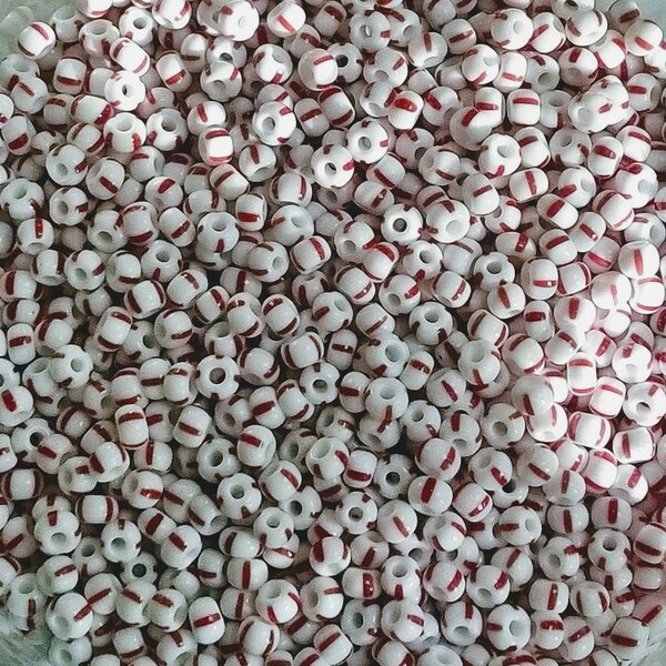 Preciosa Rocailles - Seedbeads - Glasperlen - 6/0  4mm - weiß mit roten Streifen