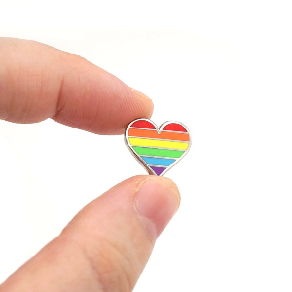 Spilla Tiny Pride, spilla smaltata cuore arcobaleno, spilla, spilla LGBTQ, accessori gay, spilla LGBT di supporto, spilla smaltata arcobaleno