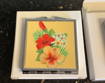 Compact mirror, with a colourful Hawaiian flower graphic, ideal Mother’s Day gift or a Birthday gift