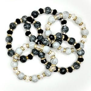 Pulsera/llavero con cuentas de vidrio como idea de regalo de Halloween/Llavero con elegantes cuentas grises/Pulsera minimalista negra/Brazalete con llavero con manos libres/Amuleto