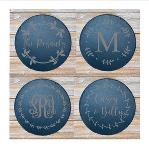 Personalisiertes Schiefer-Käsebrett, Kranz-Monogramm-Servierplatte, rundes Schiefer-Charcuterie-Brett, runder Schiefer-Untersetzer, Makler-Abschlussgeschenk