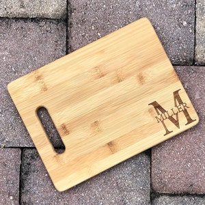 Personalisiertes Bambus Holz Schneidebrett, Personalisiertes Monogramm Brett, Hostess, Verlobungsgeschenk