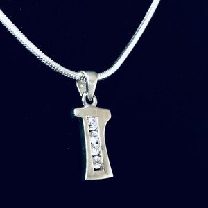 Colar com pingente de prata com letra inicial I.