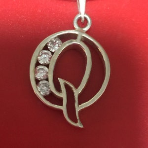Colar com pingente de letra Q inicial/prata