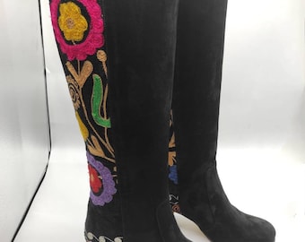Vintage Suzani Mocka Stövlar: Handgjorda Blommiga Knähöga Stövlar