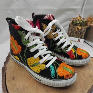 Handgemaakte hoge Suzani-sneakers: geborduurd leer met bloemenprint Converse
