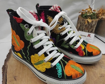 Zapatillas altas Suzani hechas a mano: Converse de cuero con flores bordadas