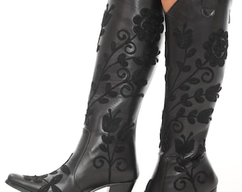 Botas vaqueras de cuero bordado: Botas altas Suzani hechas a medida