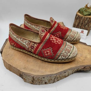 Handmade Leather Men&#39;s Flats: Ethnic Kilim Shoes