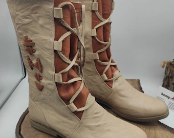 Handgefertigte Lederstiefel im Stil einer mittelalterlichen Wikingerin