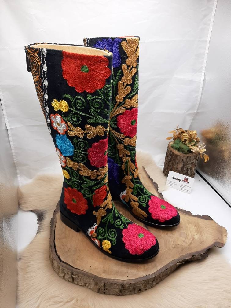 靴 Ameri Vintage SHEER EMBROIDERY BOOTS Vintage Boots, Suzani Boots, Riding Boots, Low Heel, Round