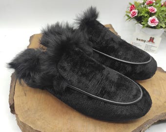 Schwarze Lammfell Hausschuhe: Handgefertigte Ikat Samt Sandalen mit Flachem Absatz