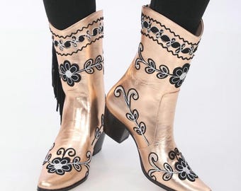 Botas vaqueras de cuero color oro rosa: Botas bordadas para festivales del Oeste.