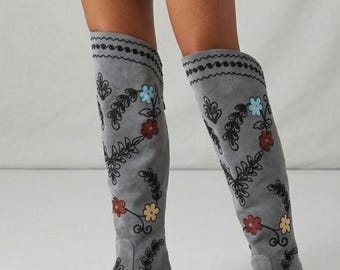 Broderade mockakängor över knäna: Anpassade Suzani-blommorkängor