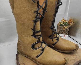 Handgefertigte Lederstiefel im Wikingerstil