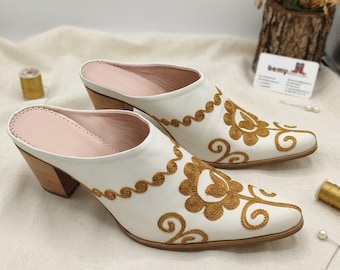 Mules de cuero hechas a mano: zuecos bordados, sandalias sin cordones.