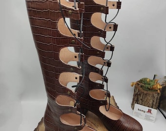 Botas altas de cuero hechas a mano: diseño con cordones personalizados.