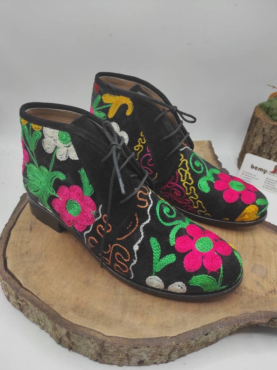 Vintage low top heel ankle boots